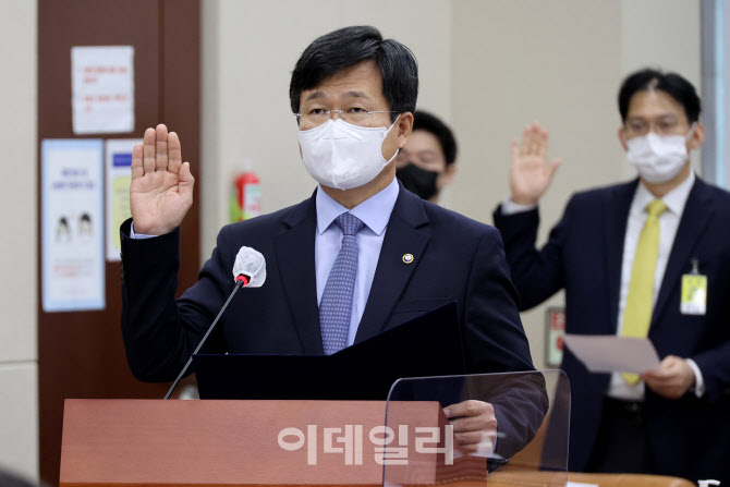 [포토]선서하는 강은호 방위사업청장