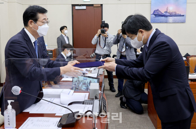 [포토]선서문 전달하는 강은호 방위사업청장