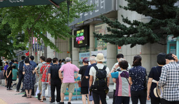 구직급여 8개월 만에 1조원 밑으로…숙박·음식점업은 여전히 ‘울상’