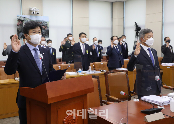 [포토]증인선서하는 강은호 방위사업청장-허건영 국방기술품질원장