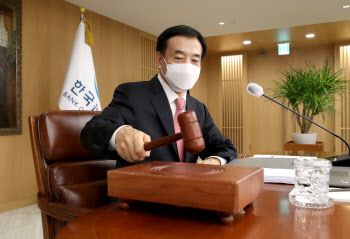 이주열 총재 "통화정책 조정 '점진적' 뜻 시장이 잘못 해석"