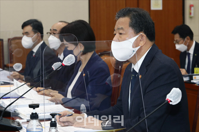 [포토]질의에 답하는 황기철 국가보훈처장