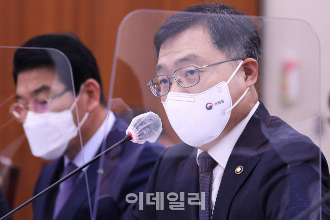 [포토]의원들 질의에 답하는 최병암 산림청장