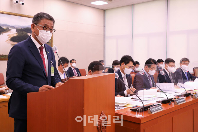 [포토]업무보고하는 이강오 한국임업진흥원장