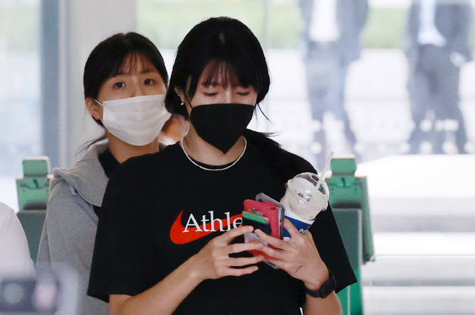 모습 드러낸 이재영·다영 자매...그리스 출국 임박?