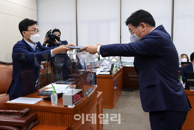 [포토]선서문 전달하는 김용진 국민연금공단 이사장