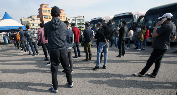 외국인 근로자 재입국 제한 1개월로 단축…인권 보호도 강화