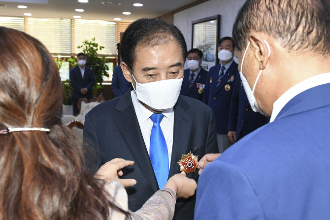 [포토]박윤국 포천시장, 재향군인회 최고 영예 '향군대휘장' 수상