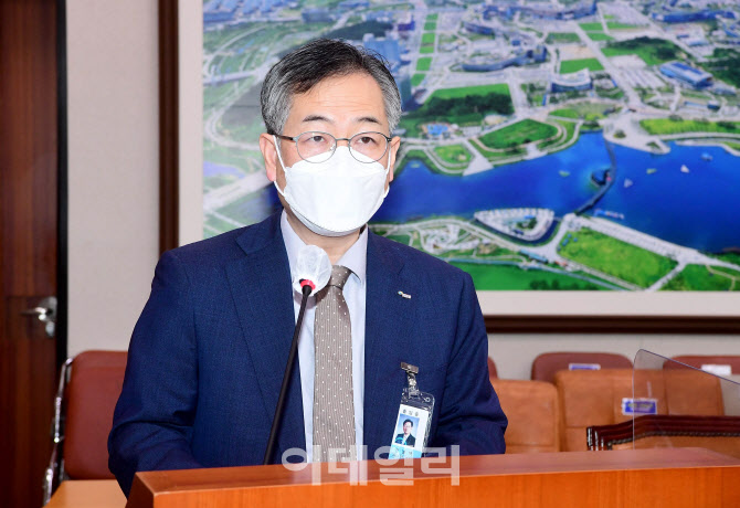 [포토]국감에서 인사말하는 권형택 주택도시보증공사 사장