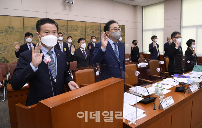 [포토]증인선서하는 조현래 한국콘텐츠진흥원 원장과 피감기관장들