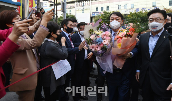 [포토]국민의힘 당원들 환호받는 윤석열 대선 경선 후보