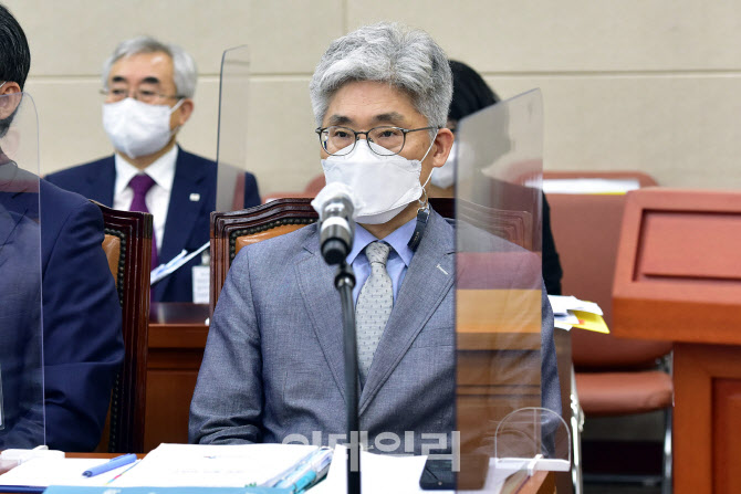 [포토]국감 온 정창현 한국한의약진흥원장