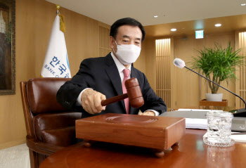 이주열 총재 "스태그플레이션 우려할 수 있지만 그 단계 아냐"