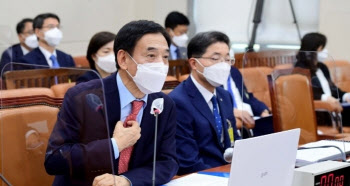 이주열 총재 "대출규제 성공여부 더 지켜봐야…금리 인상은 이어간다"(종합)