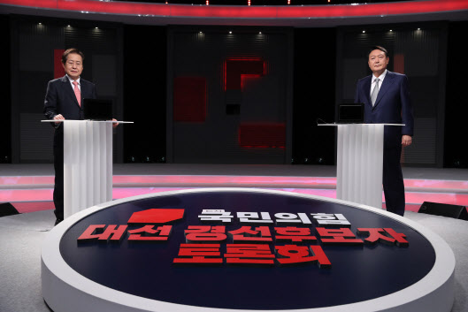 洪 "도덕성, 이재명과 피장파장" VS 尹 "26년 정치했으면 격 갖추라"