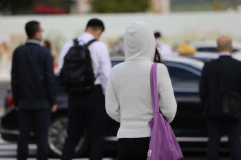 `어제까진 반팔 입었는데`…난데 없는 겨울 추위 왜?