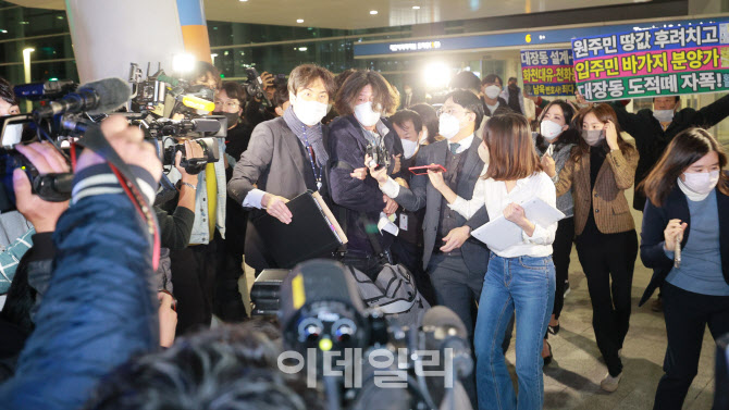 [포토]대장동 핵심인물 남욱 입국… 공항서 체포돼 검찰 압송