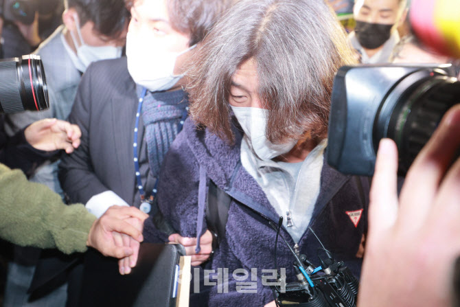 [포토]성남 대장동 핵심인물 남욱 변호사 입국… 공항서 체포돼 검찰 압송