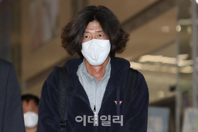 [포토]인천공항 입국장 나서는 대장동 키맨 남욱 변호사