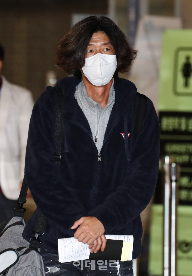 [포토]'대장동 키맨' 남욱, 인천공항에서 체포