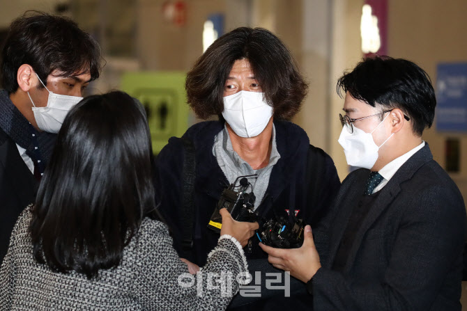 [포토]'대장동 키맨' 남욱, 공항서 체포…뇌물공여약속 등 혐의