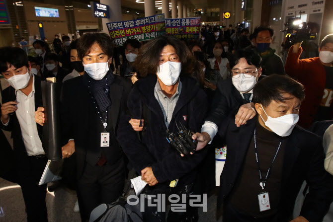 [포토]새벽 공항서 체포된 남욱 "죄송합니다"