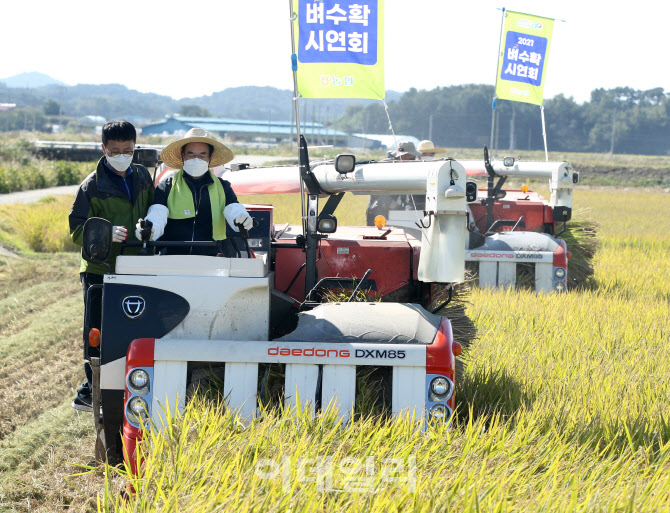 [포토] 벼 수확 시연하는 이성희 농협회장