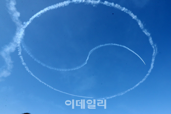 [포토]공군 블랙이글스가 그린 태극문양