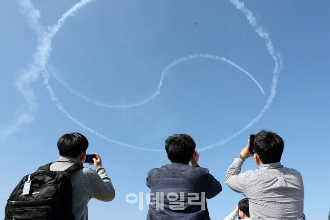 [포토]파란 하늘에 새겨진 태극문양