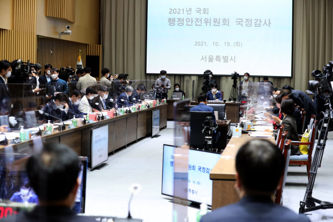 이재명 '조폭 연루설' 서울시 국감에 여진…김용판 '사보임' 여야 공방