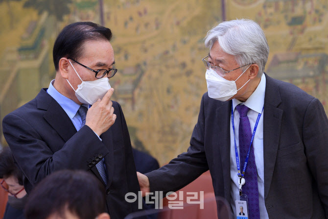 [포토]문체위 국정감사, '대화하는 이석형-표완수'