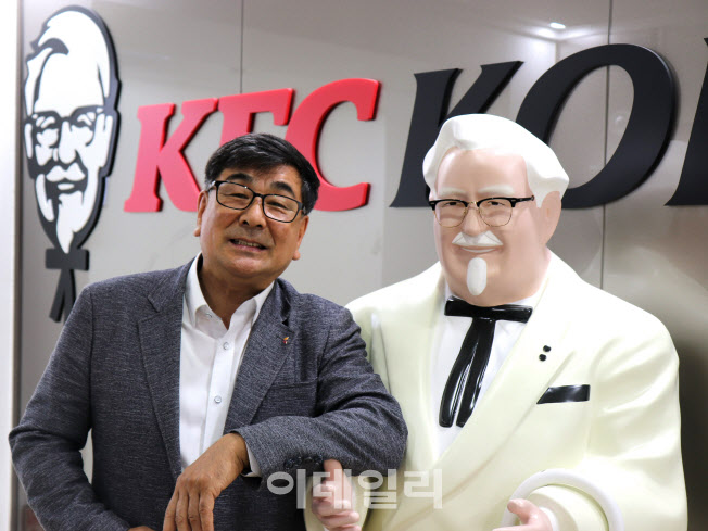 "KFC에서 꿈 이뤘죠"..1호점 매니저의 '찐 KFC는 이것'