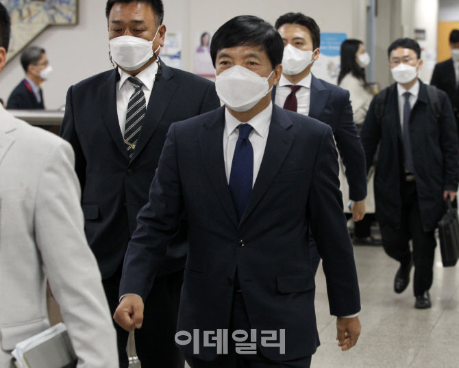 [포토] 법정향하는 이성윤 서울고검장