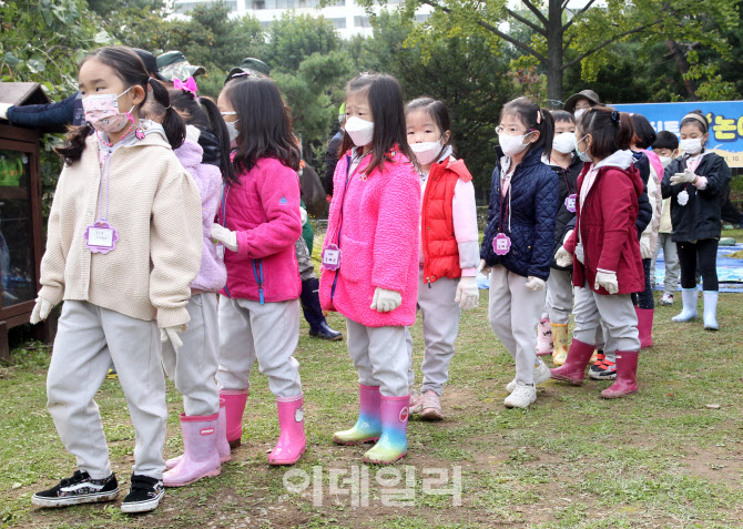 [포토] 가을걷이 참여하는 어린이들