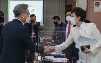 `대장동 국감` 파고 넘은 이재명, 대선 행보 꼬이는 스텝