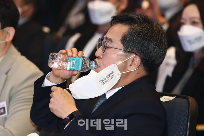 [포토]물 마시는 김동연