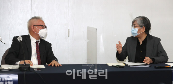 [포토]이야기 나누는 이윤성 한국보건의료인국가시험원장-정은경 질병관리청장