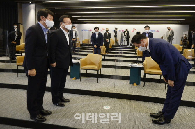 [포토]인사하는 최태원 SK 회장
