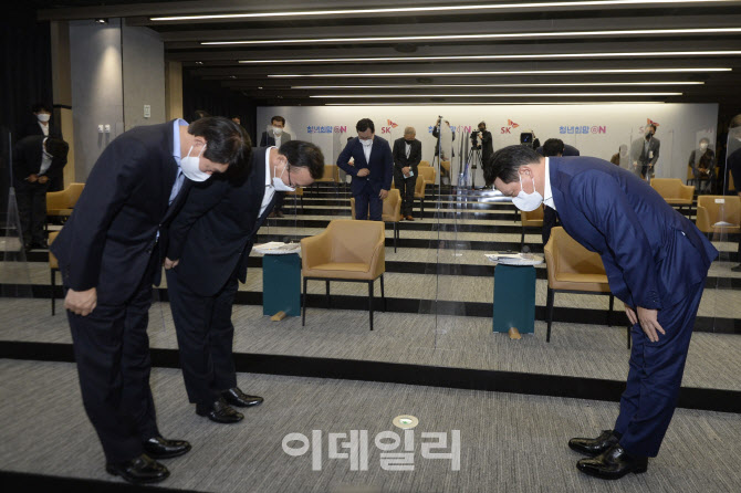 [포토]SK 최태원, 김총리 만나 3년간 '청년 2만7천명' 채용 약속