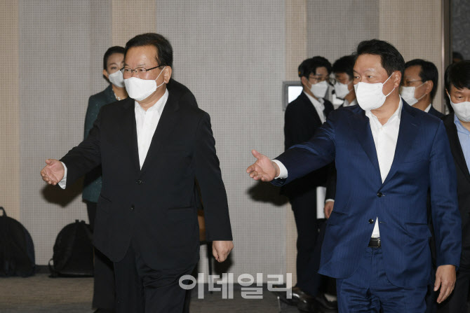[포토]청년희망ON 프로젝트에 함께 입장하는 김부겸 총리-최태원 회장