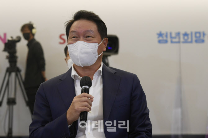 [포토]최태원 “친환경 100조 투자…2030년 탄소 2억톤 감축”
