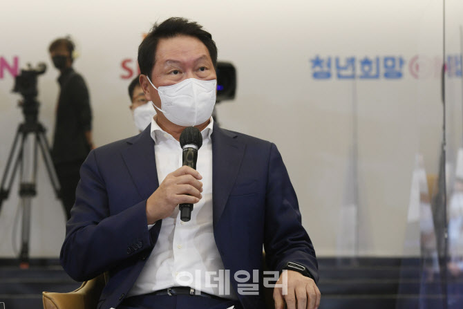 [포토]최태원 SK 회장, “친환경 100조 투자…2030년 탄소 2억톤 감축”