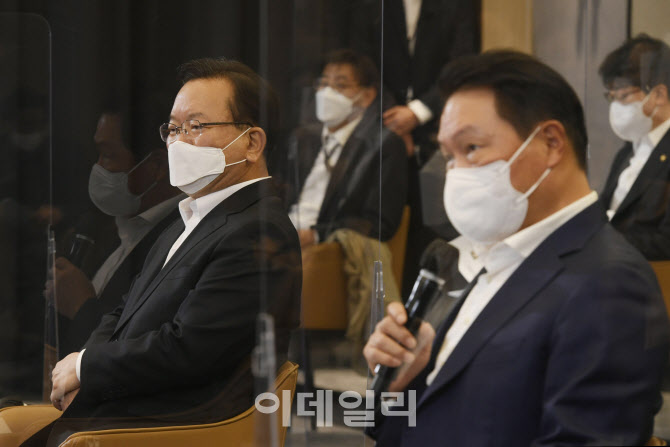 [포토]최태원 SK 회장, 김총리 만나 3년간 '청년 2만7천명' 채용 약속