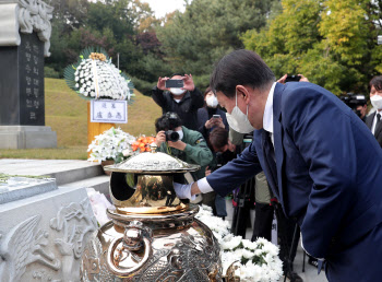 박정희 42주기 묘역에 마지막 노태우 조화...기묘한 우연