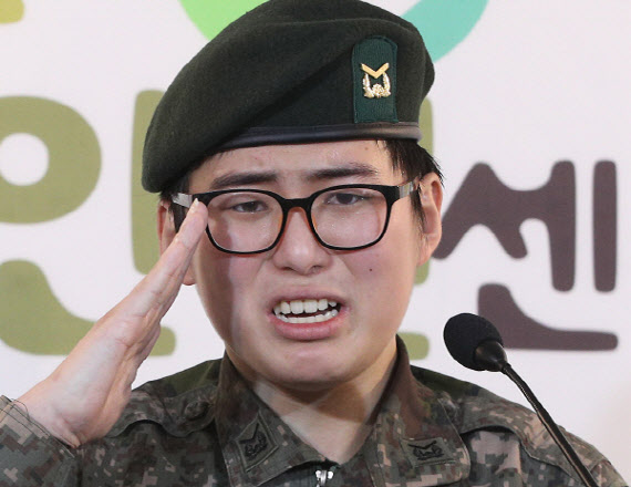 항소 포기한 軍, ‘성전환’ 故변희수 ‘정상 전역’ 조치한다