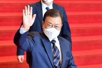 文대통령 오늘 유럽순방길 올라… 교황 방북, 한미·한일회담 성사될까