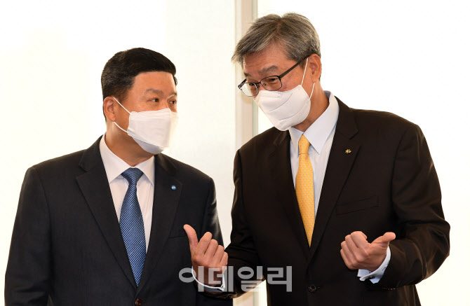 [포토]대화 나누는 허인 은행장-권광석 은행장