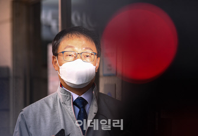 [포토]구현모 KT 대표, '약관과 별도로 보상책 마련하겠다'