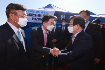 박병석 의장, 여야 원내대표와 `세종 의사당` 건립 부지 현장 방문