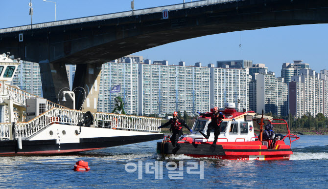 [포토]원효대교 부근에서 펼쳐지는 현장대응훈련